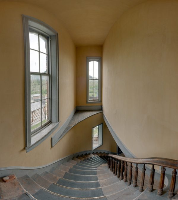 Stairs (going down)